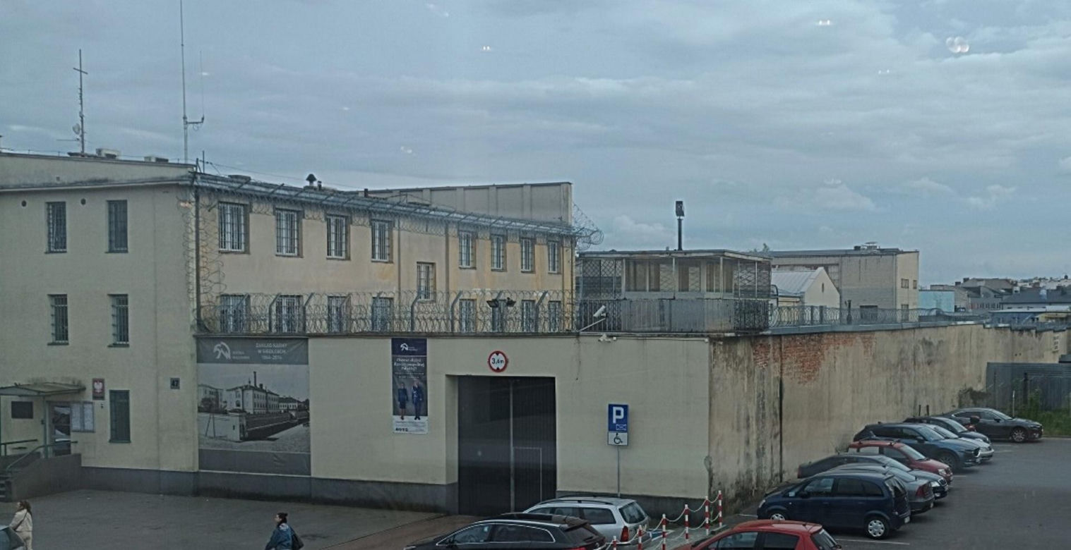 Oskarżony o dwa zabójstwa zaatakował za kratkami. Skatował więźnia, bo wywiesił pranie w celi!