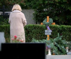 Małgorzata Ostrowska-Królikowska dekoruje grób męża