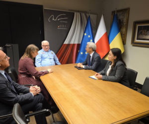 Wałęsa zdjął z piersi ukraińską flagę. To reakcja na Bohaterów UPA