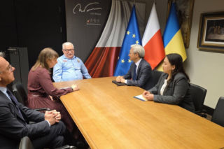 Wałęsa zdjął z piersi ukraińską flagę. To reakcja na Bohaterów UPA