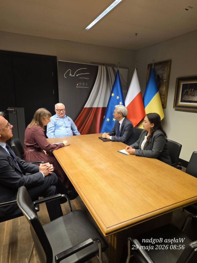 Wałęsa zdjął z piersi ukraińską flagę. To reakcja na "Bohaterów UPA"