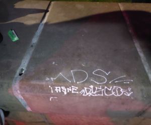 Miłośnicy narkotyków wpadli przez bazgroły. Mieli grzybki, LSD i woreczek z białym proszkiem
