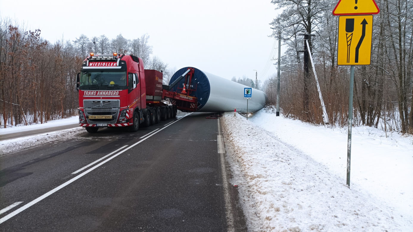 Transport ogromnego sprzętu zatrzymał ruch. Utrudnienia potrwają co najmniej dobę!