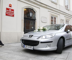 ślubny samochód Skrzyneckiej i Łopuckiego