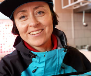 Natalia Przybysz zamieniła scenę na kierownicę! Z aplikacją Wolt dowoziła fanom ramen, który stworzyła razem z Vegan Ramen Shop