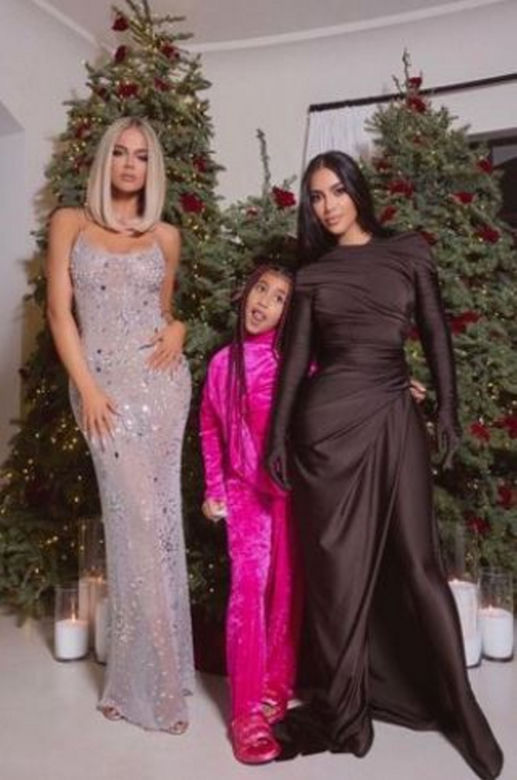 Kim Kardashian wyda milion dolarów na prezenty dla dzieci! Bajeczne Święta w rezydencji gwiazdy "przyjaciel rodziny" ujawnia ze wyda az tyle na 4 dzieci
