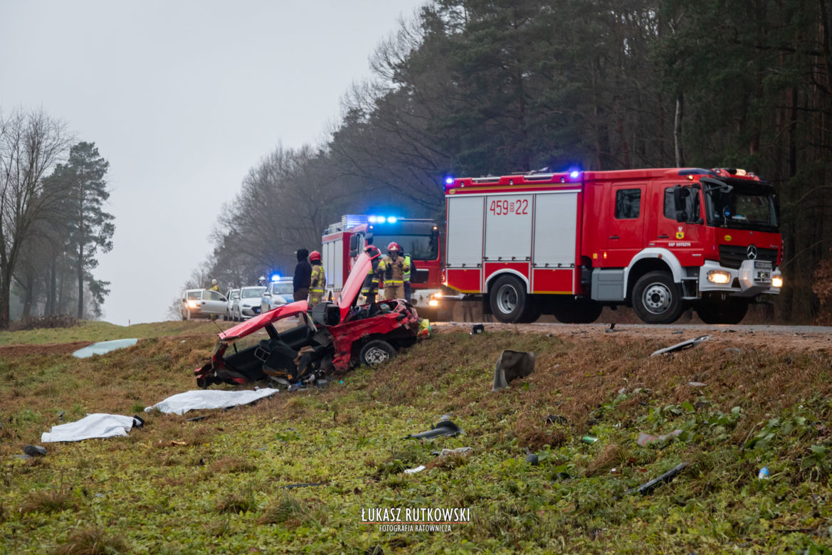 Skoda rozpadła się na części. Koszmarny wypadek w Knyszynie. Dwie osoby zginęły na miejscu