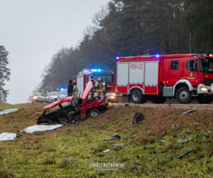 Skoda rozpadła się na części. Koszmarny wypadek w Knyszynie. Dwie osoby zginęły na miejscu