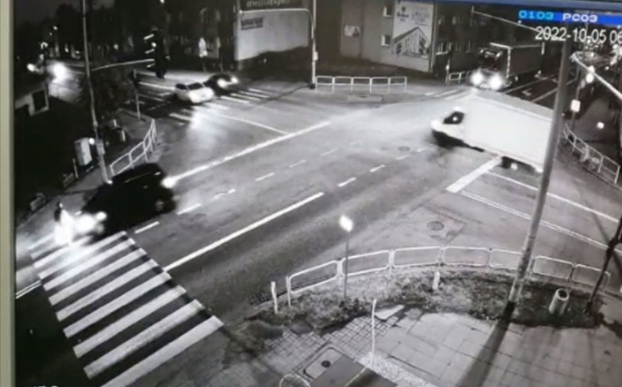 Fatalny wypadek na przejściu w Makowie Mazowieckim! Kierowca opla nie widział pieszego? 