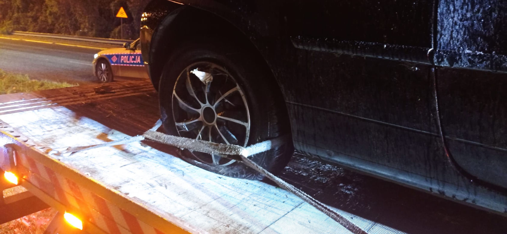 Wypadek na Włókniarzy. Volkswagen przewrócony na bok po zderzeniu z ciężarówką