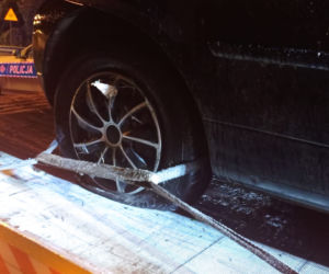 Wypadek na Włókniarzy. Volkswagen przewrócony na bok po zderzeniu z ciężarówką