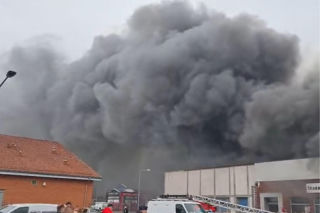 Zgłoszenie o zdarzeniu wpłynęło po godzinie 9:00 . Płomienie szybko objęły cały budynek sklepu.