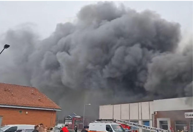 Zgłoszenie o zdarzeniu wpłynęło po godzinie 9:00 . Płomienie szybko objęły cały budynek sklepu.