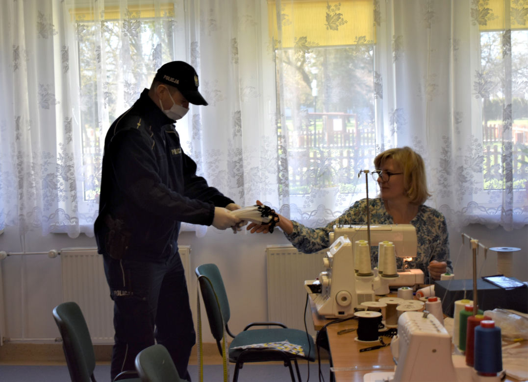 Dzielnicowy rozdawał mieszkańcom Lipska maseczki