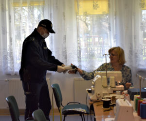 Dzielnicowy rozdawał mieszkańcom Lipska maseczki