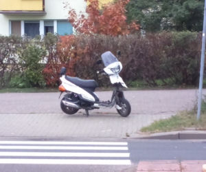 Toruń: Kierowca skutera spowodował KOLIZJĘ. Trafił do szpitala i zarobił mandat