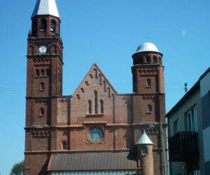 To jedno z najpiękniejszych miast w woj. łódzkim. Zachwyca rynkiem, którego ozdobą jest zabytkowy kościół