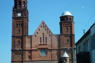 To jedno z najpiękniejszych miast w woj. łódzkim. Zachwyca rynkiem, którego ozdobą jest zabytkowy kościół