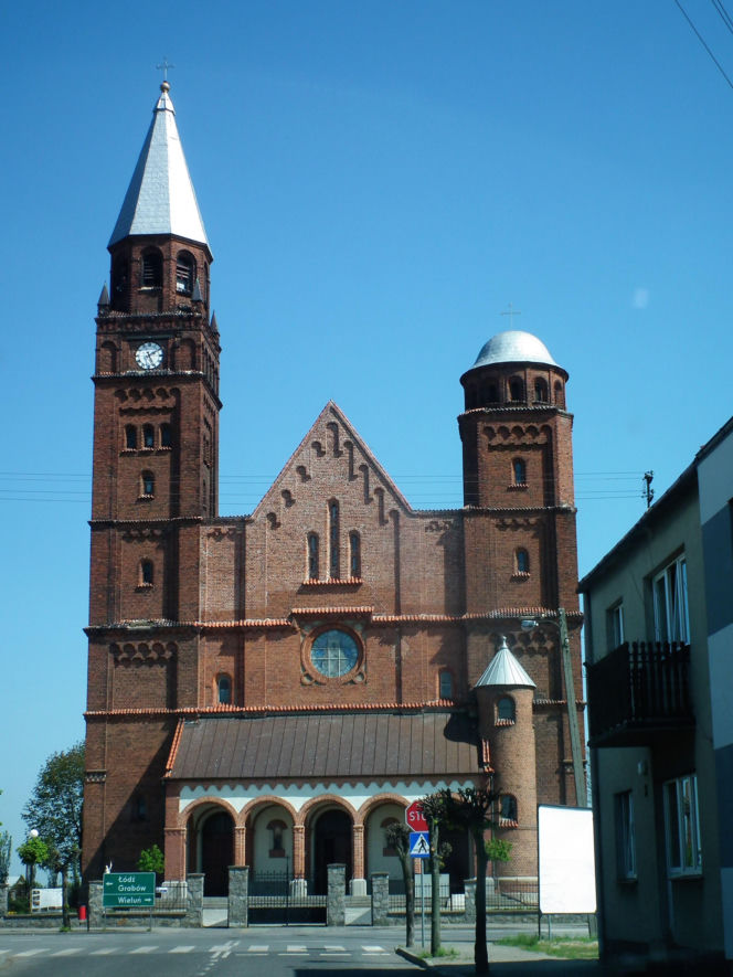 To jedno z najpiękniejszych miast w woj. łódzkim. Zachwyca rynkiem, którego ozdobą jest zabytkowy kościół