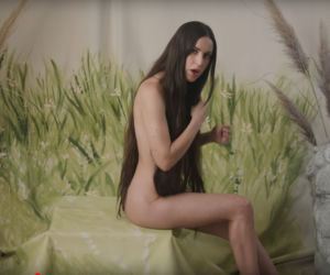 Scout Larue Willis naga w teledysku