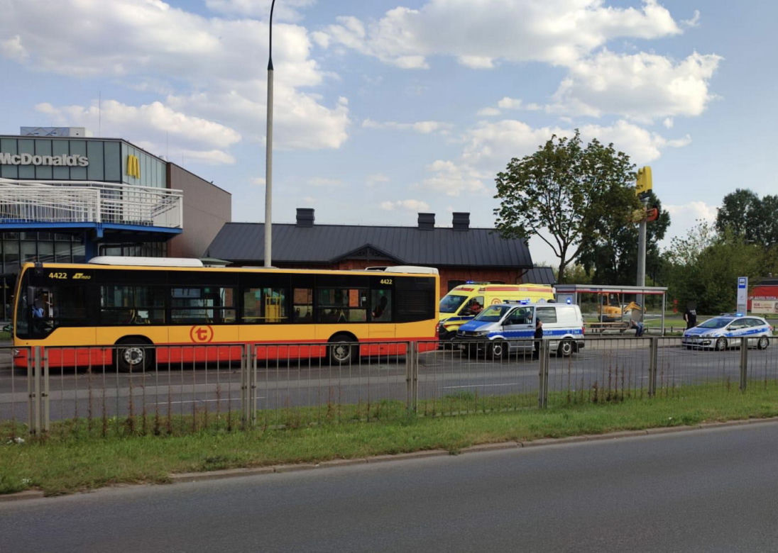 Krwawa rzeźnia w miejskim autobusie na warszawskim Targówku. 18-latka wpadła w dziki szał