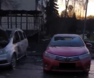 Nocny pożar wiaty śmietnikowej na ul. Osiedlowej - Spaliło się 5 aut