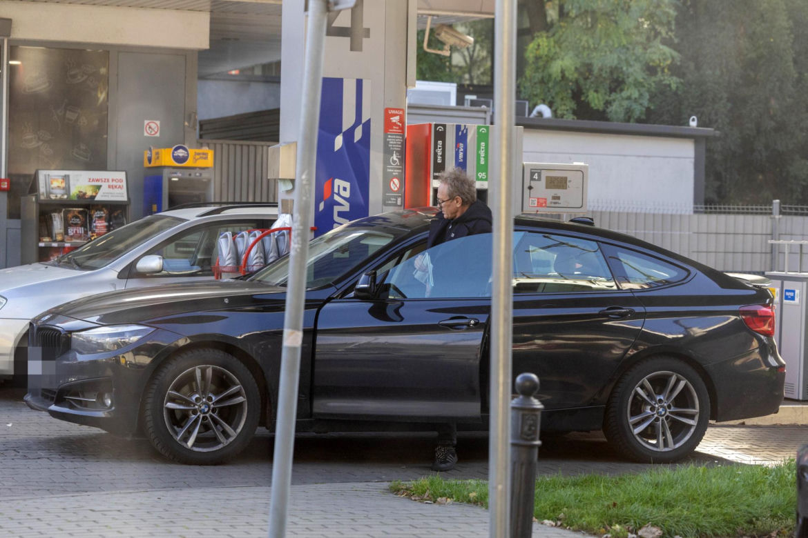 Andrzej Chyra obcine paznokcie na stacji