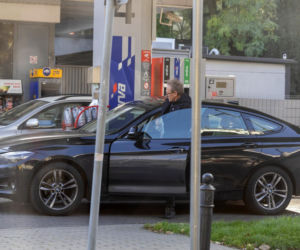 Andrzej Chyra obcine paznokcie na stacji