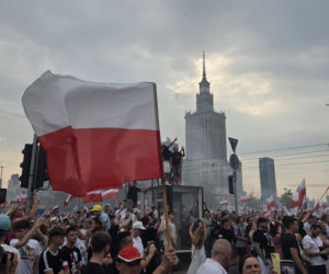Ten widok przyciągał wzrok podczas Godziny W. Mężczyzna z flagą na dachu wieżowca