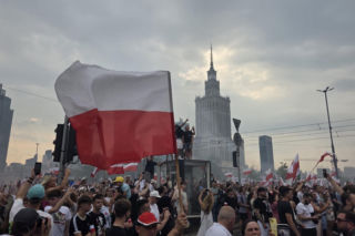 Ten widok przyciągał wzrok podczas Godziny W. Mężczyzna z flagą na dachu wieżowca