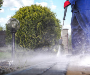 Czyszczenie i konserwacja kostki brukowej – metody usuwania najczęstszych zabrudzeń