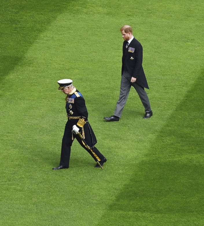 Książę Harry chce rozmawiać z ojcem przez mediatora. Jest tak źle? Co na to król Karol III?