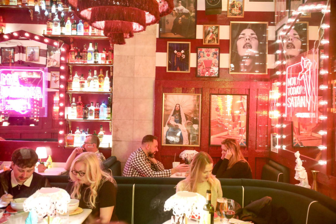 Szturm modlitewny na restaurację Madonna w Warszawie. "Dzieci, nawróćcie się!"