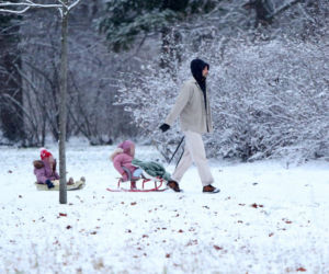 Maciej Pela zabrał córeczki na sanki