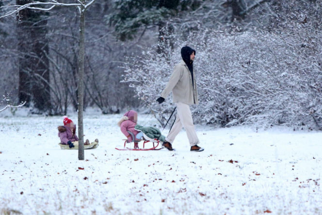 Maciej Pela zabrał córeczki na sanki