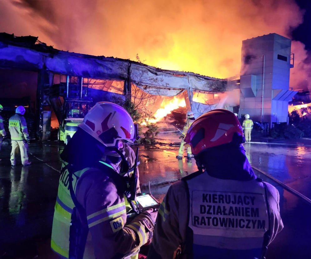 Potężny pożar tartaku w Racocie. Strażacy walczyli z ogniem całą noc