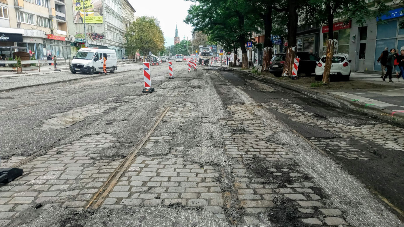 Tory tramwajowe na al. Wojska Polskiego przetrwały pół wieku pod asfaltem