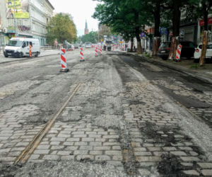 Tory tramwajowe na al. Wojska Polskiego przetrwały pół wieku pod asfaltem