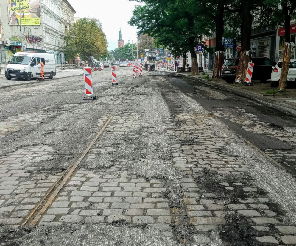 Tory tramwajowe na al. Wojska Polskiego przetrwały pół wieku pod asfaltem