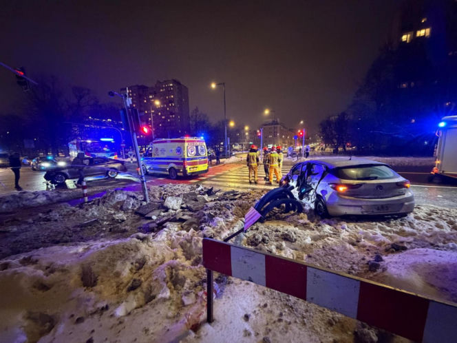 Stłuczka z nieoznakowanym radiowozem w Warszawie. Potężna utrudnienia