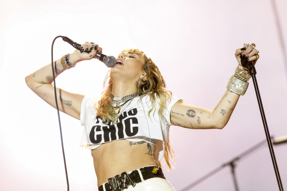 Ciuchy zlecialy z Miley Cyrus na scenie