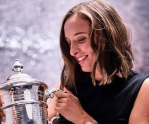 Iga Świątek z pucharem dla mistrzyni US Open 2022