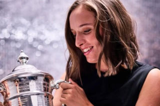 Iga Świątek z pucharem dla mistrzyni US Open 2022
