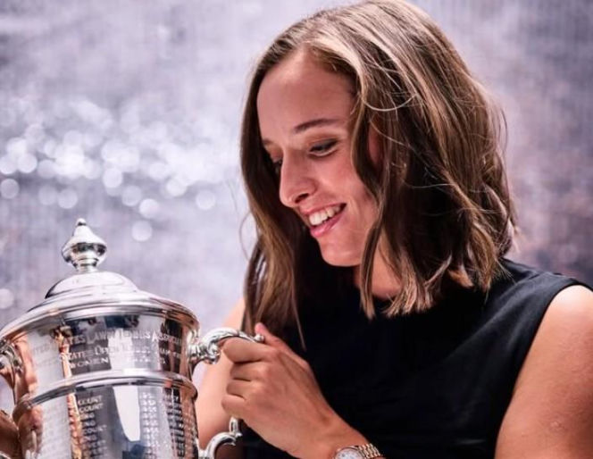 Iga Świątek z pucharem dla mistrzyni US Open 2022