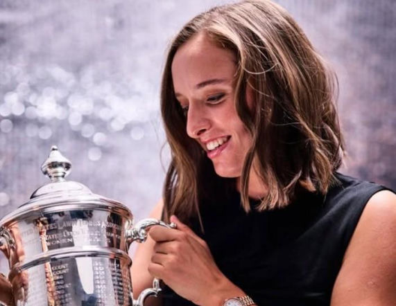 Iga Świątek z pucharem dla mistrzyni US Open 2022