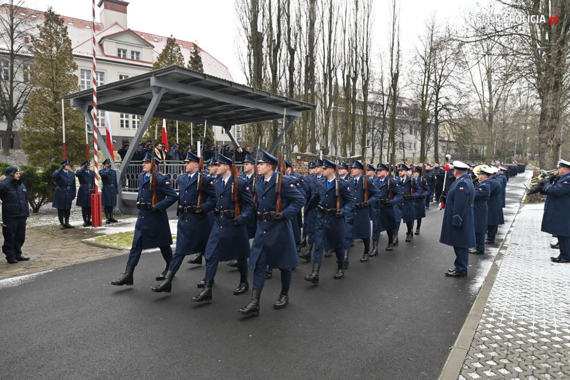Śląskie: 156 nowych policjantów złożyło ślubowanie w Katowicach
