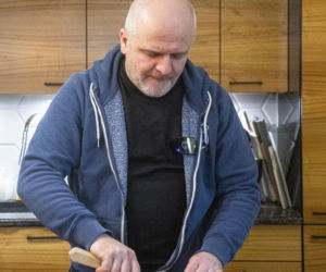 Paweł Kowal z synem gotują kartoflankę