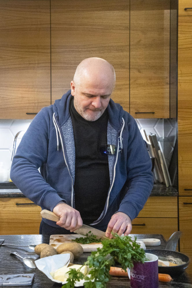 Paweł Kowal z synem gotują kartoflankę