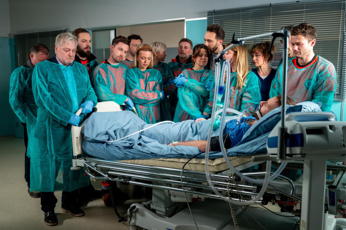 Na sygnale, odc. 705.Kuba (Wojciech Zygmunt), Martyna (Monika Mazur), Britney (Paulina Zwierz), Wiktor (Wojciech Kuliński), Nowy (Kamil Wodka), Basia (Anna Wysocka), Anna (Lea Oleksiak), Wanda (Anna Lemieszek), Piotr (Dariusz Wieteska), Alek (Adam Turczyk)