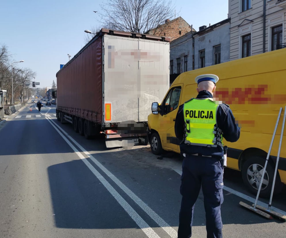Łomża. Busem najechał na przyczepę. Dwie osoby w szpitalu